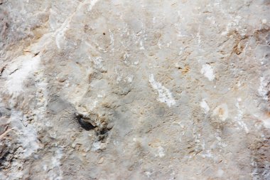 Kırıkları olan gri bir taş dokusu.