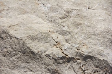 Kırıkları olan gri bir taş dokusu.