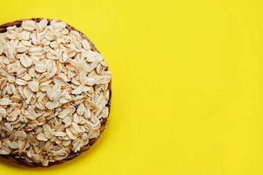 Tabaktaki kuru yulaf ezmesi.