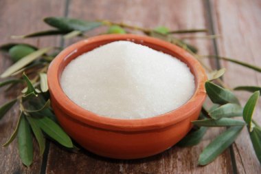 Dekoratif bir tabakta beyaz granüllü şeker