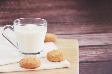 şeffaf kupa ve kurabiye beyaz süt