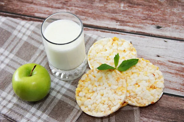 Milchkefir Glas Knuspriges Brot Und Grüner Apfel — Stockfoto