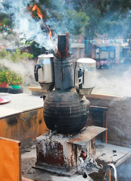 Ein Alter Metall Samowar Auf Einem Holzofen — Stockfoto