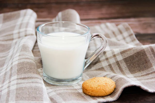 Białe Mleko Szklanym Kubku Ciasteczka Typu Shortbread — Zdjęcie stockowe