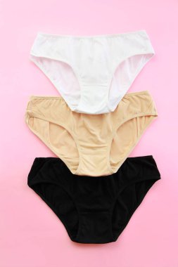 Kadınların zarif pamuklu külotları.