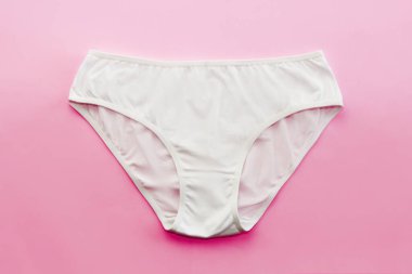 Kadınların zarif pamuklu külotları.