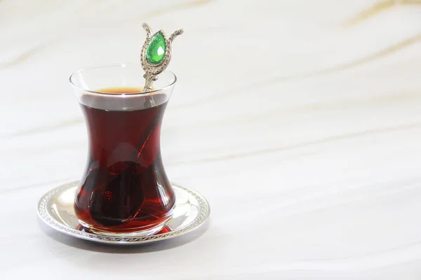 Thé Turc Noir Traditionnel Dans Verre — Photo