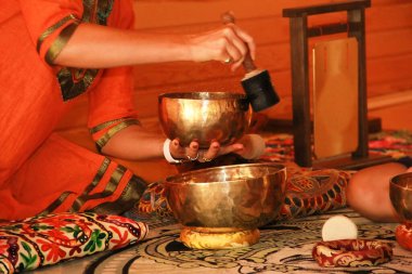 Rahatlama ve meditasyon için Tibet şarkı kaseleri