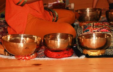 Rahatlama ve meditasyon için Tibet şarkı kaseleri