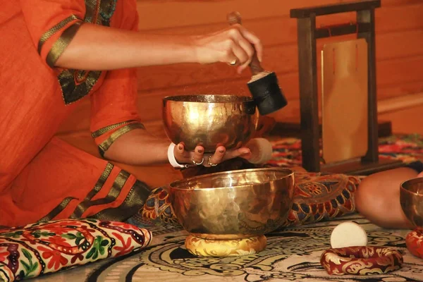 Rahatlama ve meditasyon için Tibet şarkı kaseleri