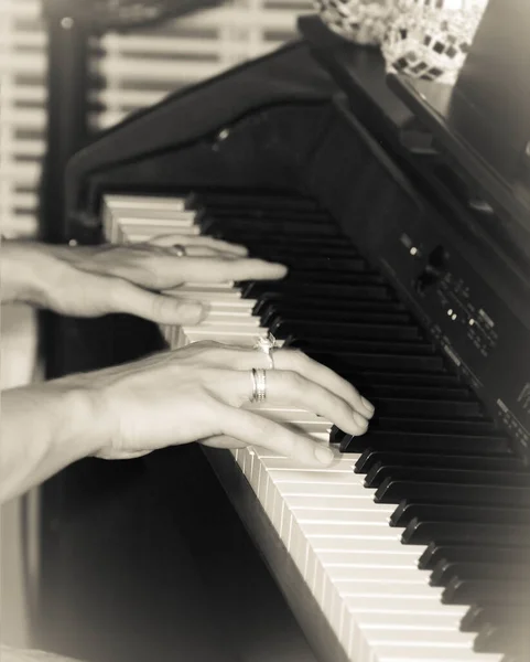 Mani Delle Donne Suonano Sui Tasti Del Pianoforte — Foto Stock