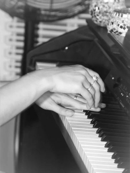 Mãos Das Mulheres Tocam Nas Teclas Piano — Fotografia de Stock