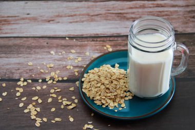 Kupada beyaz süt ve kuru yulaf lapası.