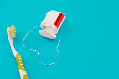 Diş ipi ve diş fırçası, dişlerini fırçalamak için.