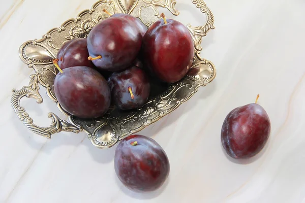Rote Pflaumenfrüchte Einem Dekorativen Teller — Stockfoto