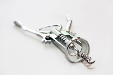 Şarap şişesi açmak için metal tirbuşon.