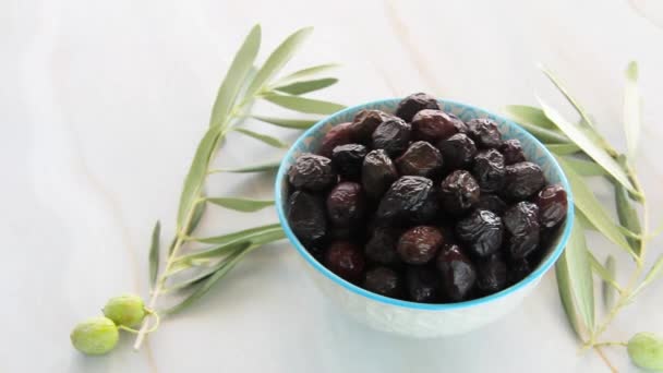 Las Aceitunas Pequeñas Negras Mantequilla Con Piedra — Vídeos de Stock