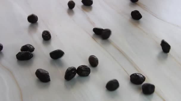 Las Aceitunas Pequeñas Negras Mantequilla Con Piedra — Vídeos de Stock