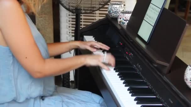 Las Manos Las Mujeres Tocan Las Teclas Piano — Vídeo de stock