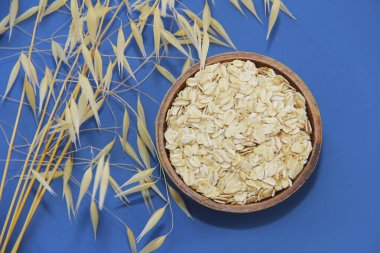 Beslenme için tabakta kuru yulaf ezmesi.