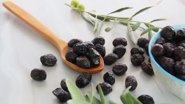 Aceitunas Negras Redondas Mantecosas Con Una Piedra — Vídeos de Stock