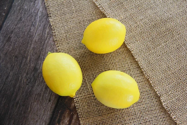 Lemon Kuning Asam Bulat Segar — Stok Foto