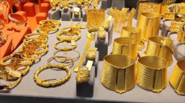 Vitrininde dekoratif desenleri olan güzel kadınların altın bilezikleri..