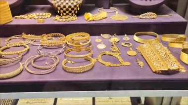 Mağaza vitrininde dekoratif desenleri olan güzel kadın mücevherleri.