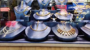 Mağaza vitrininde dekoratif desenleri olan güzel kadın mücevherleri.