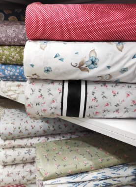 Moda, terzilik, dekor, aksesuarlar ve yaratıcı projeler için çok renkli hafif kumaş ruloları..