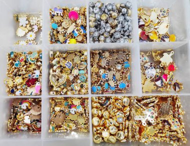 Mücevher ve el işi yapmak için düzenleyici kutuda renkli boncuklar. Bilezik, kolye ve moda aksesuarları yapmak için çeşitli dekoratif boncuklar..