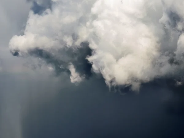 Dunkle schwere graue Gewitterwolken. — Stockfoto