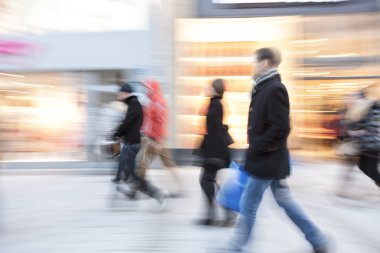 Genç insanlar alışveriş caddeden aşağı yürüyüş, hareket bulanıklığı