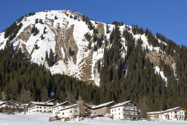 Alpine village in the snow, Austrian — Stock Photo, Image