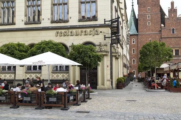 Wroclaw, Polen, 23 maj 2015: människor som äter lunch på gatan restaurang i gamla stan i Wrocław, Poland — Stockfoto