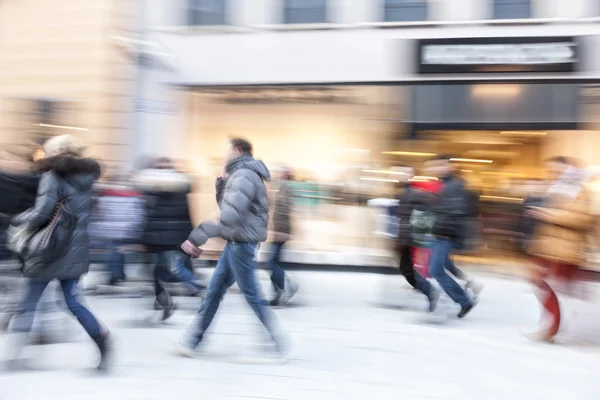 Fröhliches Einkaufen, Einkaufsbummel in der Stadt, Menschen zu Fuß, Bewegung — Stockfoto