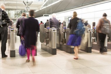Otomatik bilet engelleri metro istasyonunda geçen yolcular