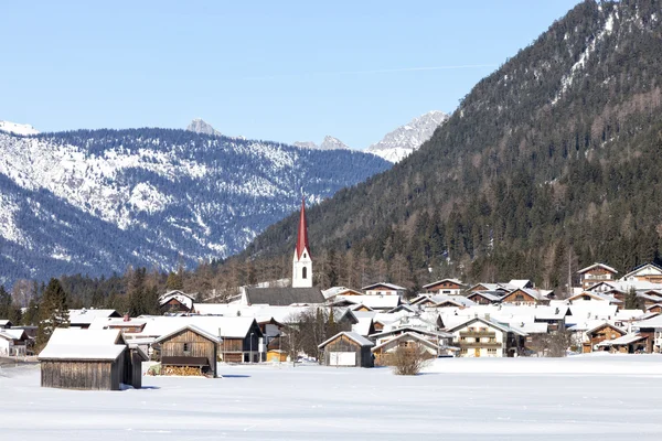 Альпийская деревня в снегу — стоковое фото