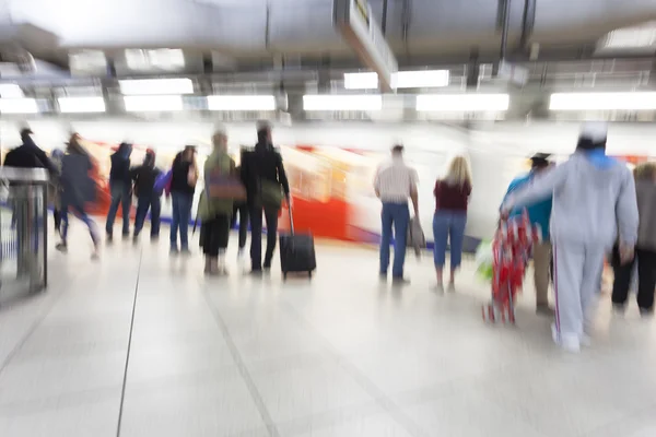 Persone in piedi e in attesa nella stazione della metropolitana, movimento sfocato, zoom — Foto Stock