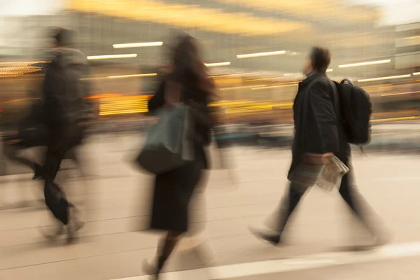 Des hommes d'affaires passant devant un immeuble de bureaux — Photo