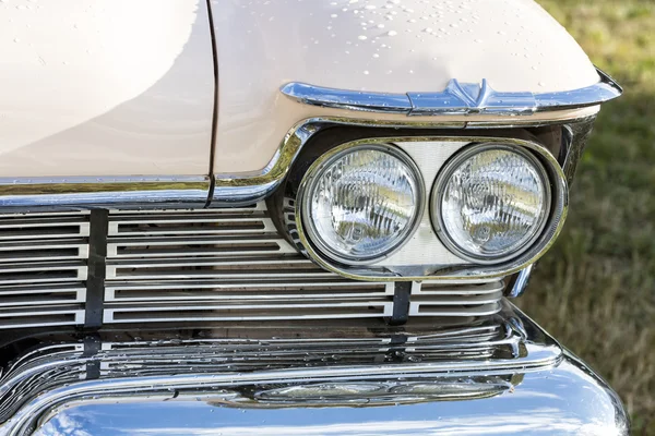 Detalhe frontal de um carro antigo — Fotografia de Stock