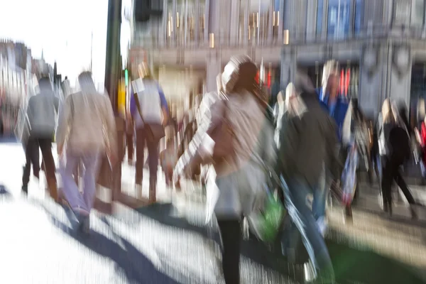 Personas siluetas en desenfoque movimiento, interior del aeropuerto — Foto de Stock