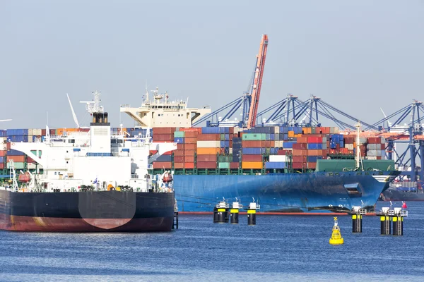 Frachtcontainer im Hafen gestapelt — Stockfoto