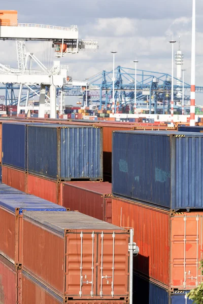 Recipientes de carga empilhados no porto — Fotografia de Stock