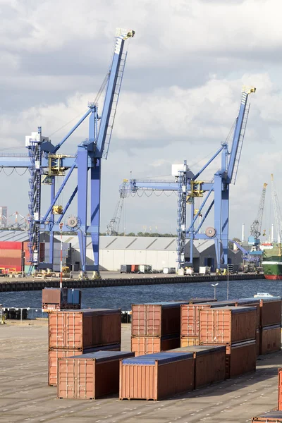 Frachtcontainer im Hafen gestapelt — Stockfoto