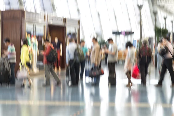 Persone silhouette in movimento sfocatura, interni aeroporto — Foto Stock