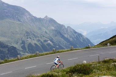 Yokuş yukarı yolda, Doğu Alpler'in bisikletçi  