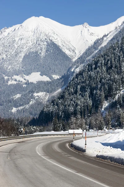 Paysage de montagne d'hiver, route alpine en Autriche — Photo