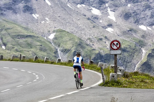 Grossglockner, Austria, 23 July 2015: Cyclist on uphill road, Eastern Alps — Stock Photo, Image