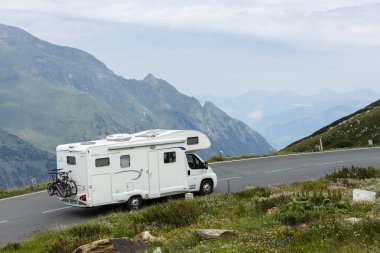Grossglockner, Avusturya, 23 Temmuz 2015: Alp road, hız, kamyonet ve karavan Doğu Alps